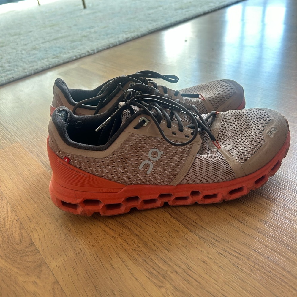 ON Women’s Cloudstratus size 9
